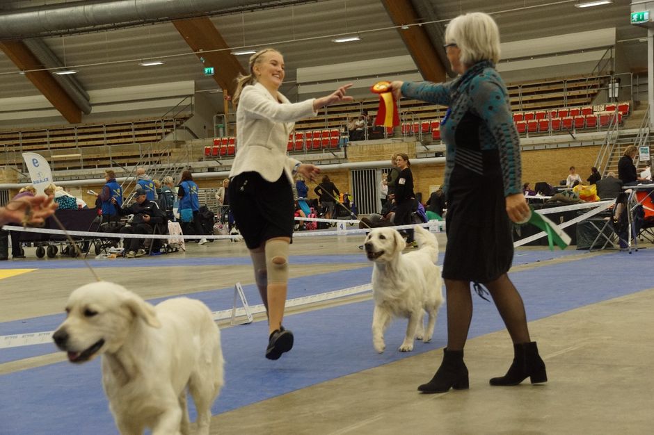 Glada Jonna när hon får ta emot BIR rosetten
